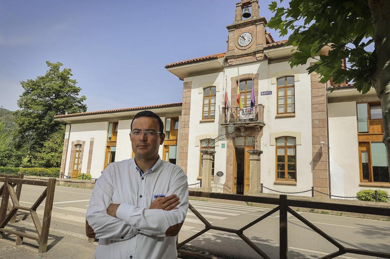 El alcalde Jaime Díaz, frente al Ayuntamiento donde piensa continuar hasta el final de legislatura.