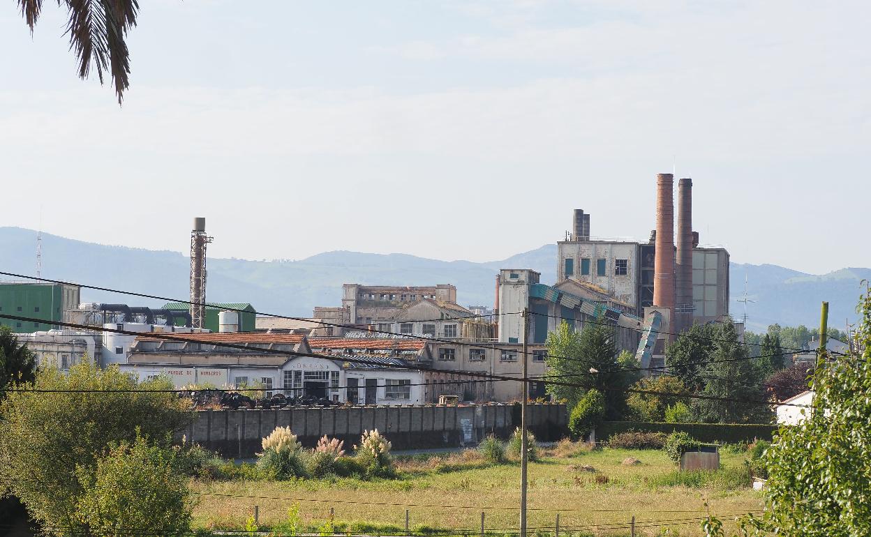 Instalaciones de Sniace en Torrelavega, donde los concursales ya han vendido los activos forestales.