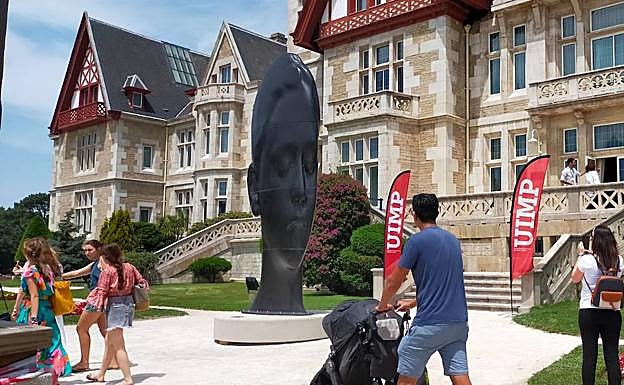 Las máquinas trabajan desde primera hora en la zona para instalar la figura de 4,5 metros.