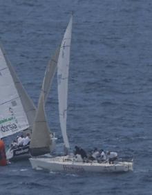 Imagen secundaria 2 - El &#039;Newind Foods&#039; lidera la Copa de España de J80 tras la primera jornada