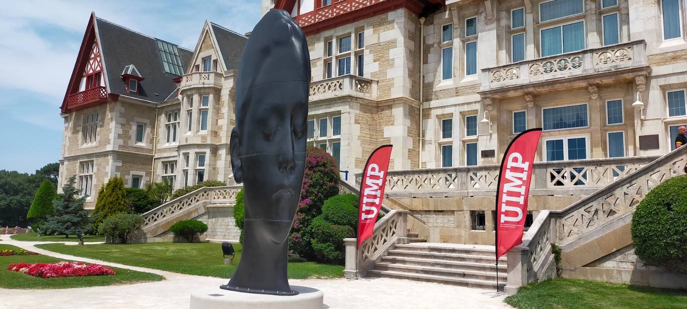 Comienza a instalarse junto a la fachada Sur del Palacio de la Magdalena la escultura gigante 'Carlota', de Jaume Plensa. El montaje de la pieza, de 2.580 kilos y 4,5 metros de altura, se prolongará durante esta jornada. 