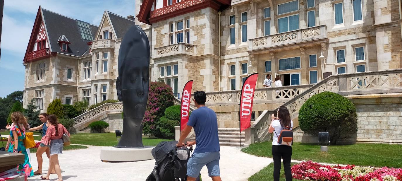 Comienza a instalarse junto a la fachada Sur del Palacio de la Magdalena la escultura gigante 'Carlota', de Jaume Plensa. El montaje de la pieza, de 2.580 kilos y 4,5 metros de altura, se prolongará durante esta jornada. 