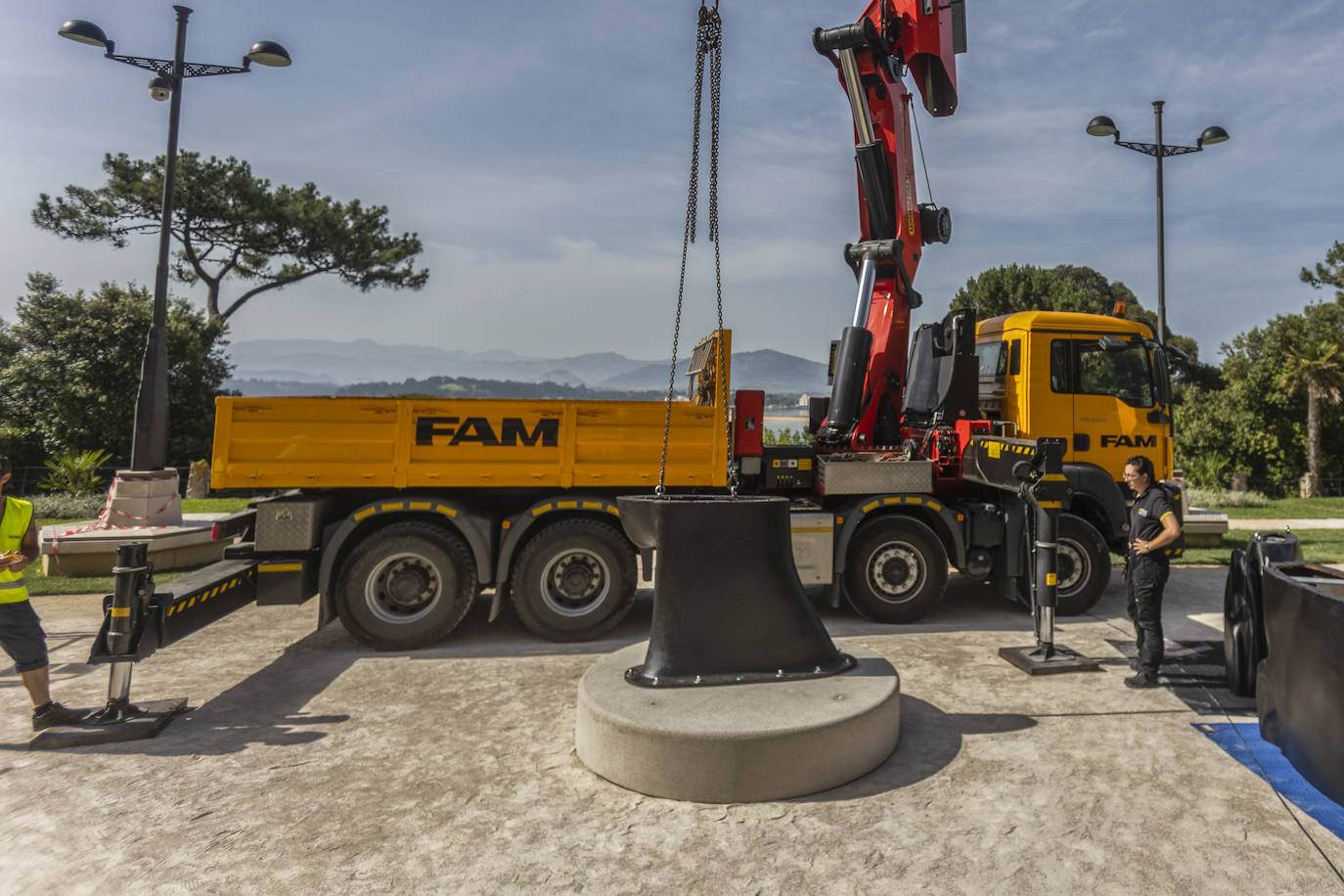 Comienza a instalarse junto a la fachada Sur del Palacio de la Magdalena la escultura gigante 'Carlota', de Jaume Plensa. El montaje de la pieza, de 2.580 kilos y 4,5 metros de altura, se prolongará durante esta jornada. 