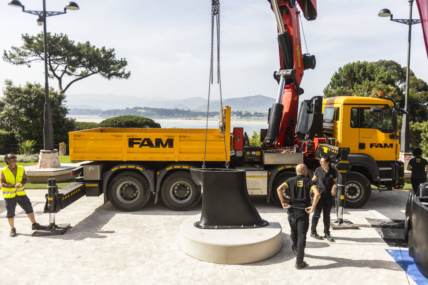 Comienza a instalarse junto a la fachada Sur del Palacio de la Magdalena la escultura gigante 'Carlota', de Jaume Plensa. El montaje de la pieza, de 2.580 kilos y 4,5 metros de altura, se prolongará durante esta jornada. 