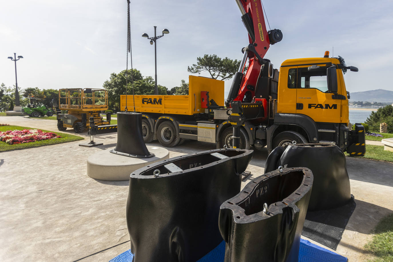 Comienza a instalarse junto a la fachada Sur del Palacio de la Magdalena la escultura gigante 'Carlota', de Jaume Plensa. El montaje de la pieza, de 2.580 kilos y 4,5 metros de altura, se prolongará durante esta jornada. 