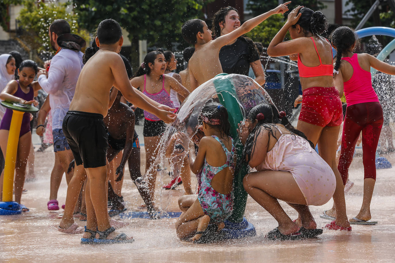 Con bañador en el parque del agua en Torrelavega.