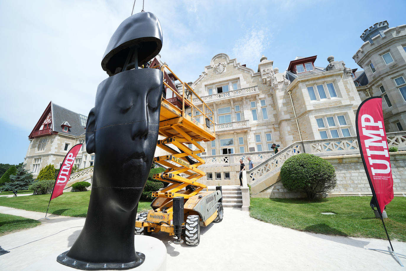 Comienza a instalarse junto a la fachada Sur del Palacio de la Magdalena la escultura gigante 'Carlota', de Jaume Plensa. El montaje de la pieza, de 2.580 kilos y 4,5 metros de altura, se prolongará durante esta jornada. 