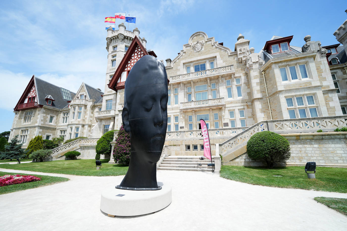 Comienza a instalarse junto a la fachada Sur del Palacio de la Magdalena la escultura gigante 'Carlota', de Jaume Plensa. El montaje de la pieza, de 2.580 kilos y 4,5 metros de altura, se prolongará durante esta jornada. 