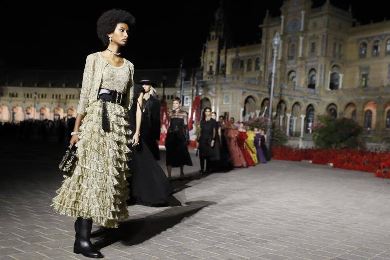 La firma francesa escogió la plaza de España de la capital andaluza para presentar la colección crucero 2023