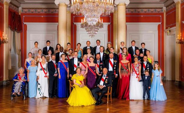 Imagen principal - Arriba, la foto de familia de todos los invitados a la celebración. A la izquierda, Ingrid, sentada junto a la princesa Estela de Suecia y el príncipe Carlos de Luxemburgo; detrás, Amalia de Holanda e Isabel de Bélgica. A la derecha, la princesa Marta Luisa de Noruega y su prometido, el chamán Durek Verret.