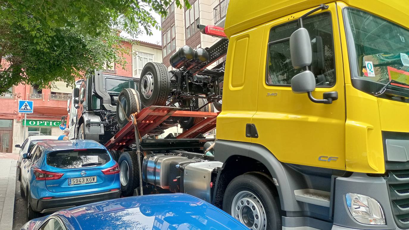 Fotos: Un trailer atasca la calle Cisneros de Santander