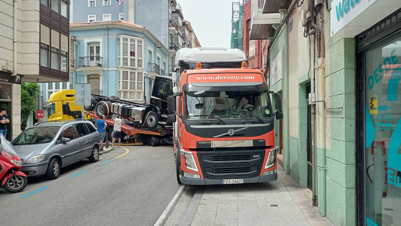 Fotos: Un trailer atasca la calle Cisneros de Santander