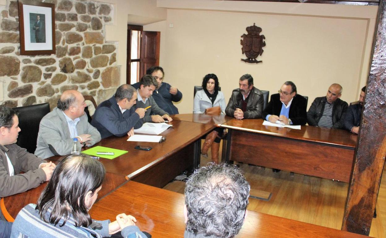 Imagen de archivo de un pleno de la mancomunidad en Villacarriedo. 