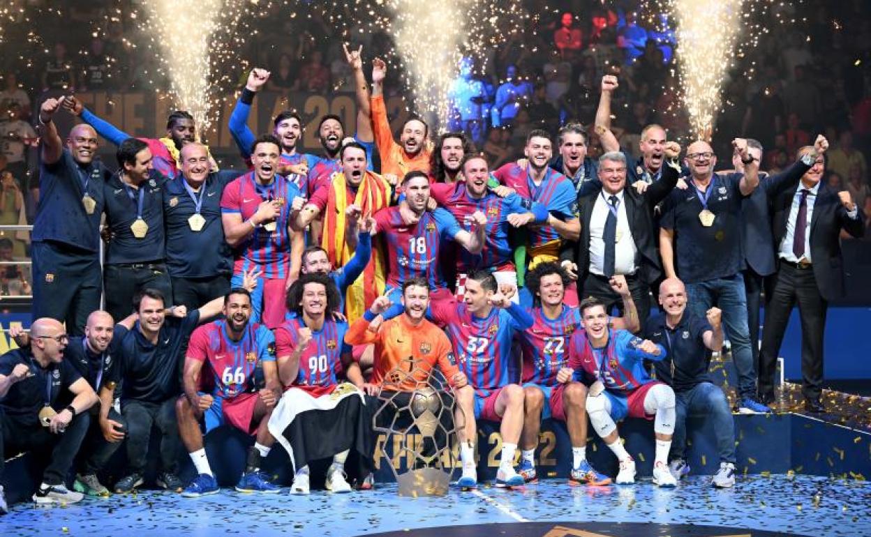 Los jugadores del Barça de balonmano celebran la Champions conquistada en Colonia. 