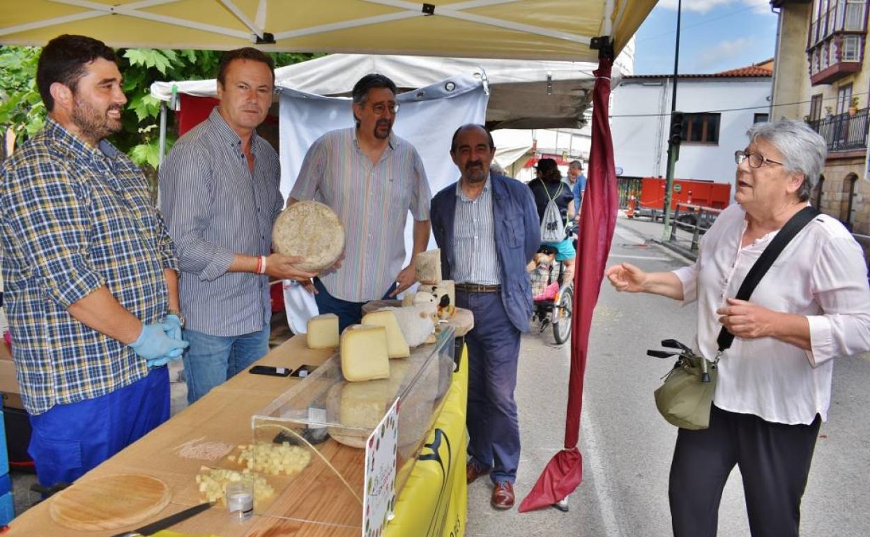 Visita del cosejero a la primera feria de la alimentación y artesanía de Los Corrales.