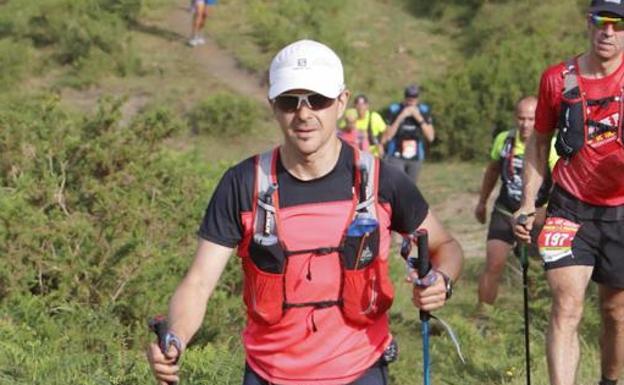 Josu García, tras el descenso del cortafuegos y camino de Ruente. 