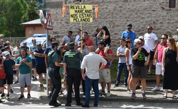 Los huelguistas del metal protestan en la entrega del premio Pueblo de Cantabria a Riocorvo