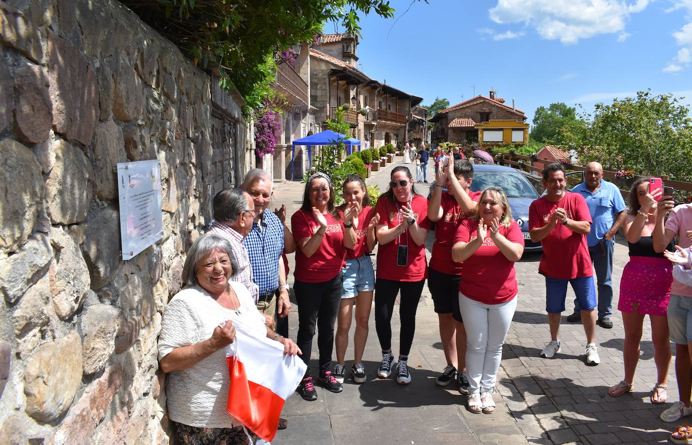 A falta de autoridades una nativa de Riocorvo, Carmen Luengo, acompañada por el resto de vecinos, descorrió la placa que oficializa ese premio y compartieron el aperitivo que habían preparado para las autoridades con los manifestantes, que cambiaron las consignas contra Revilla por las alabanzas a un pueblo como el de Riocorvo.