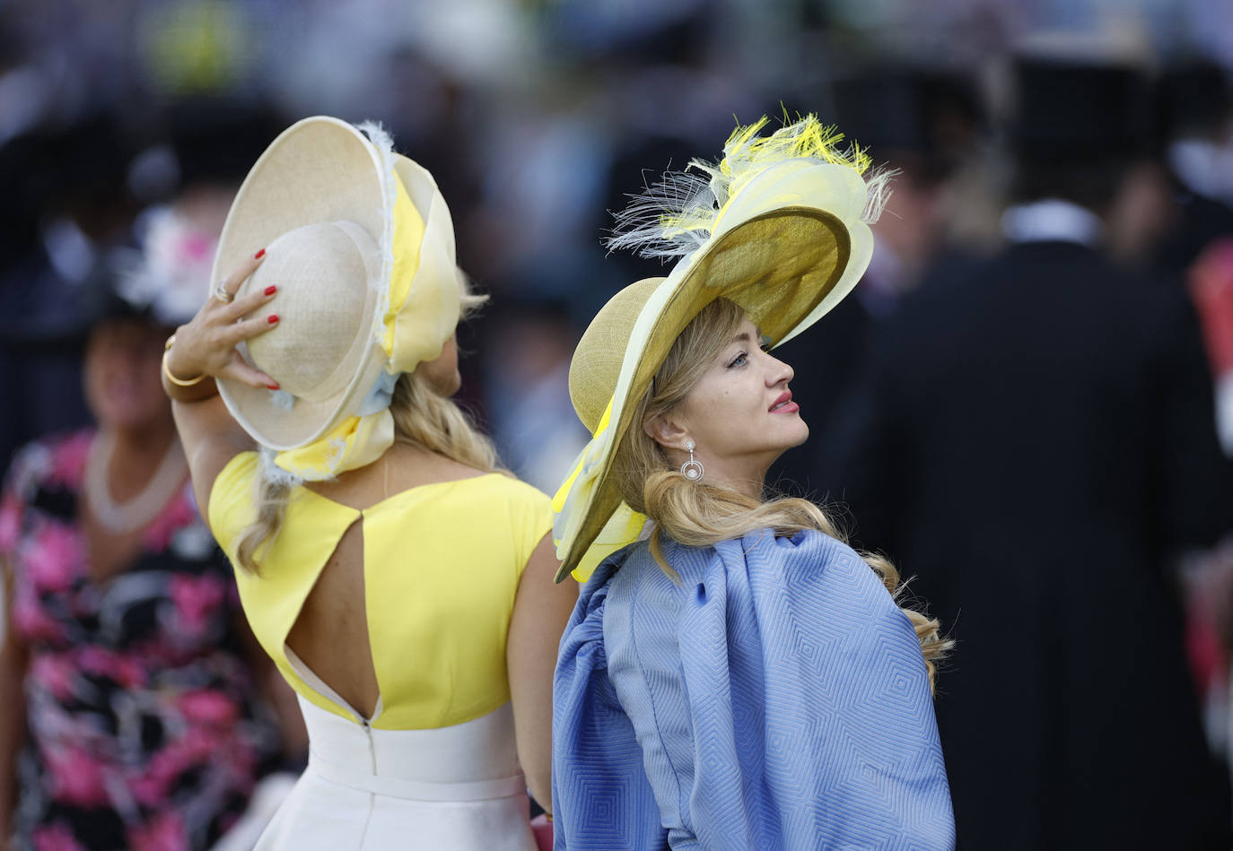 Las carreras de caballos más prestigiosas de Reino Unido han vuelto a convertirse en toda una pasarela de tocados de lo más originales