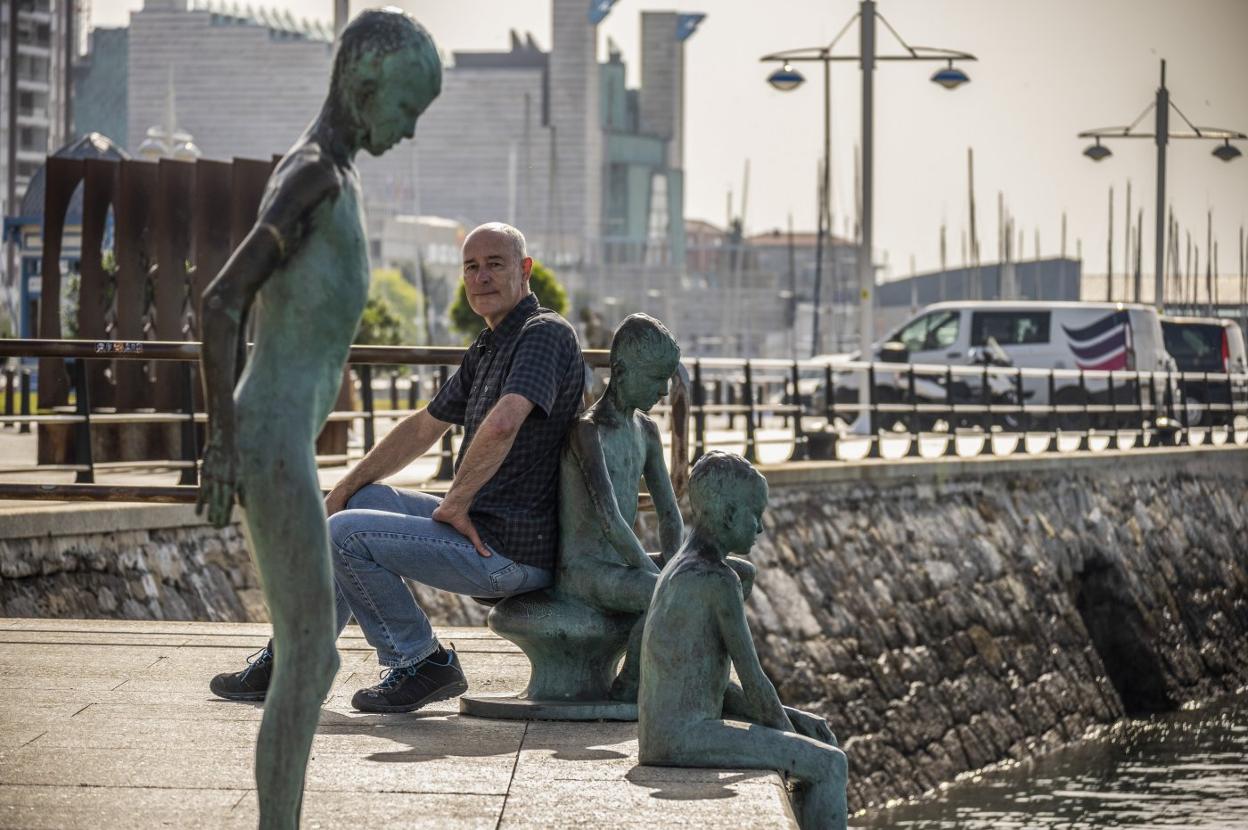 Paco San José, junto a la bahía de Santander, que le ha inspirado su nuevo disco. 