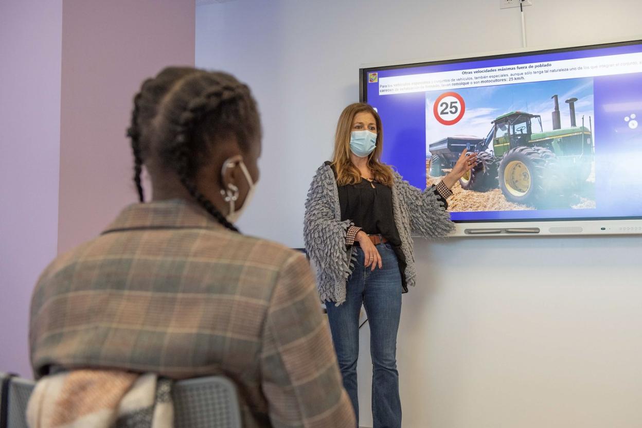 Una profesora de autoescuela, durante una clase teórica. 