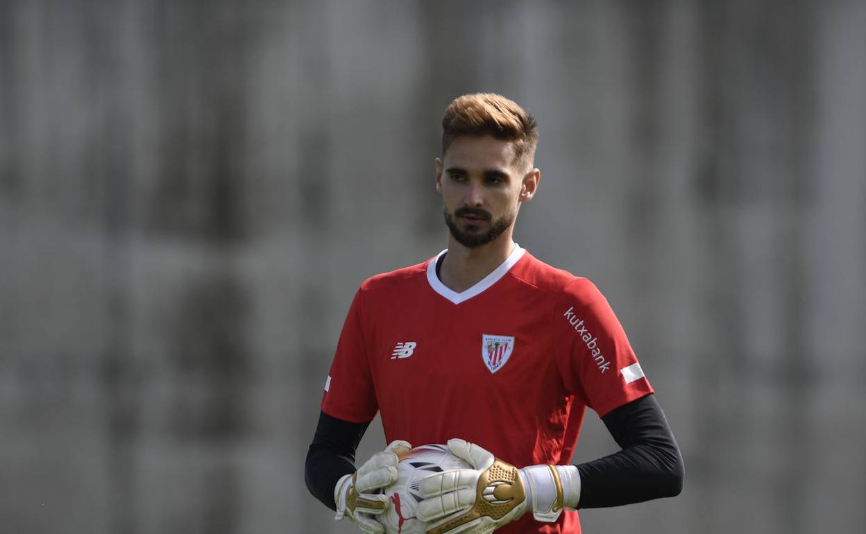 Jokin Ezkieta, durante un entrenamiento con el Athletic en Lezama.