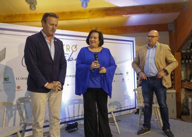 Imagen secundaria 1 - Arriba, el público escuchando a José Enrique Campillo. Abajo, el consejero Guillermo Blanco durante la inauguración del evento junto a Secundino Caso (de la Agencia de Desarrollo Local Saja-Nansa) y Sara Portilla (alcaldesa de Ruiloba). A la derecha, imagen de la terraza de la bodega Miradorio.