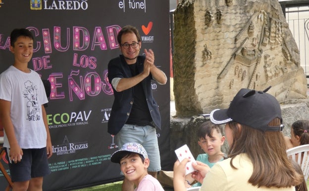 Imagen principal - La magia se desparramó por los salones de actos y también al aire libre con magos con Ituiño o Pepín Banzo 