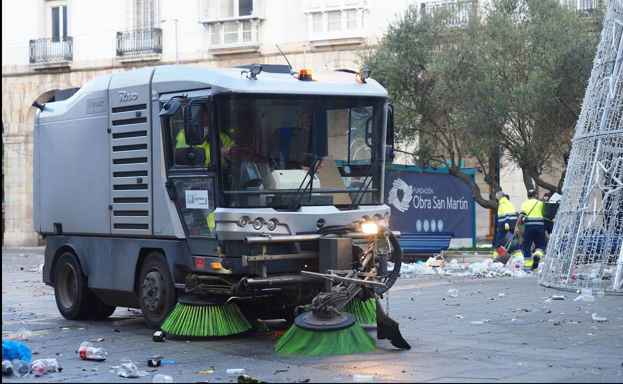 Una máquina del servicio de limpieza despeja la basura de la Plaza Pombo. 