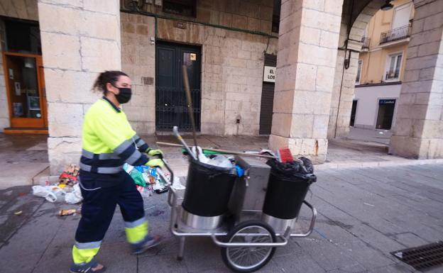 Un empleado del servicio de limpieza recoge basura de la Plaza Pombo.