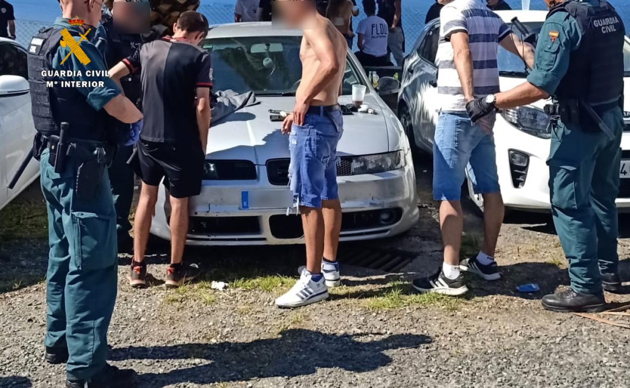 Imagen tomada durante el control policial en las inmediaciones de la discoteca de Saltacaballo