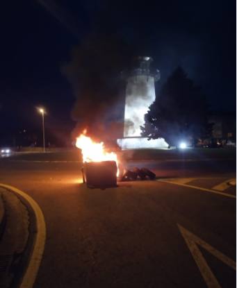 Imágenes del polígono de Guarnizo con contenedores quemados y barricadas, a primeras horas de este lunes.