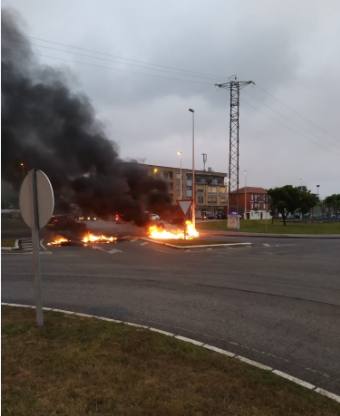 Imágenes del polígono de Guarnizo con contenedores quemados y barricadas, a primeras horas de este lunes.