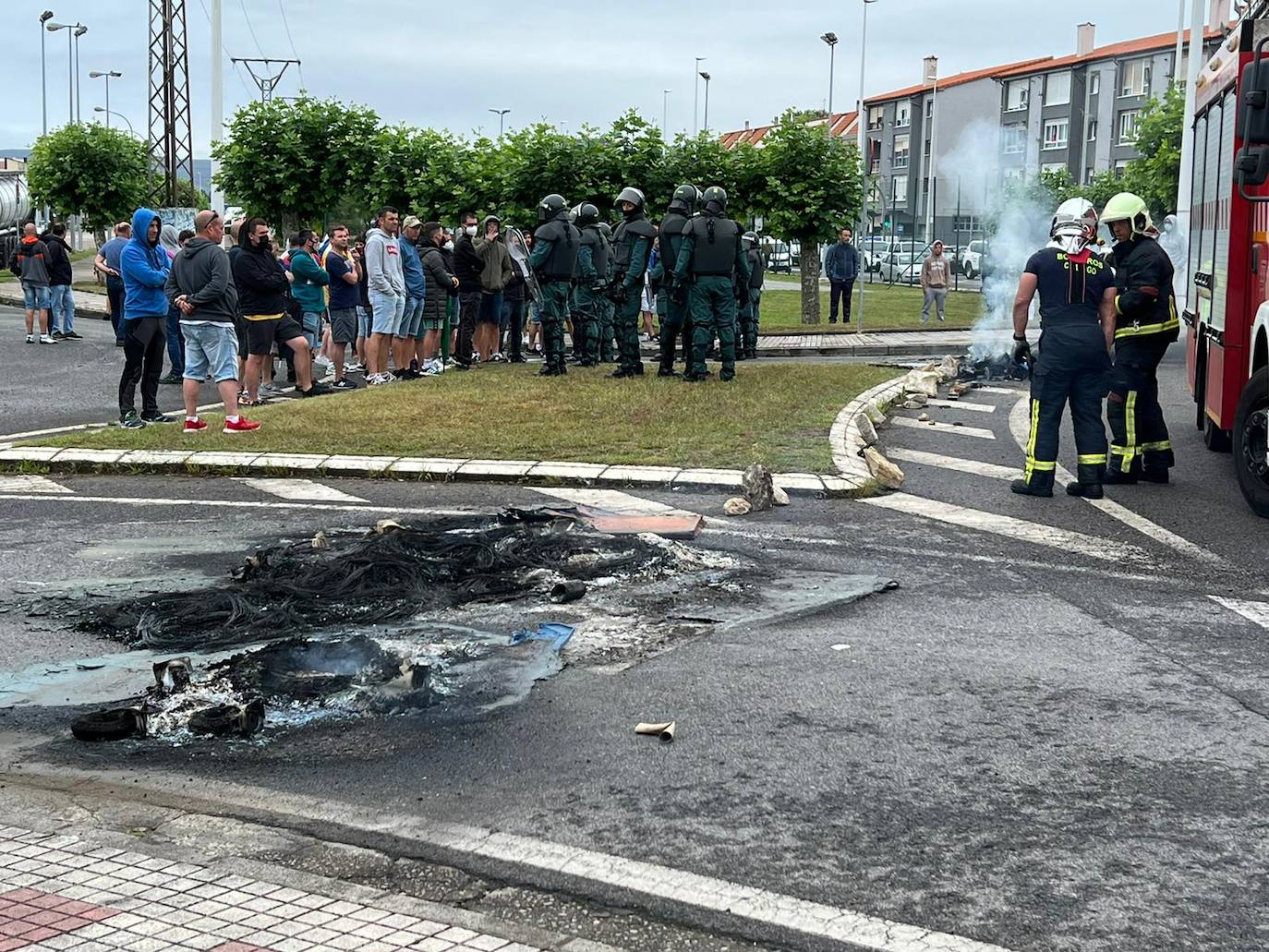 Los bomberos han acudido hasta las inmediaciones del Polígono de Guarnizo para sofocar el fuego de las barricadas.