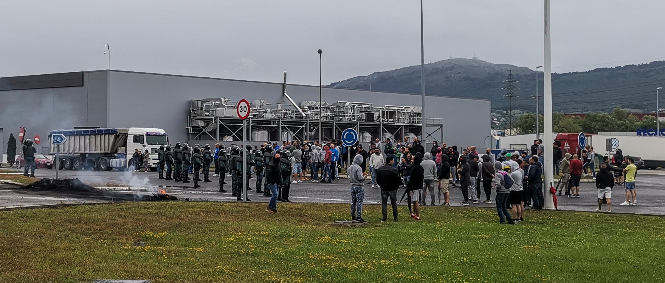 Trabajadores concentrados esta mañana en el Polígono de Guarnizo.