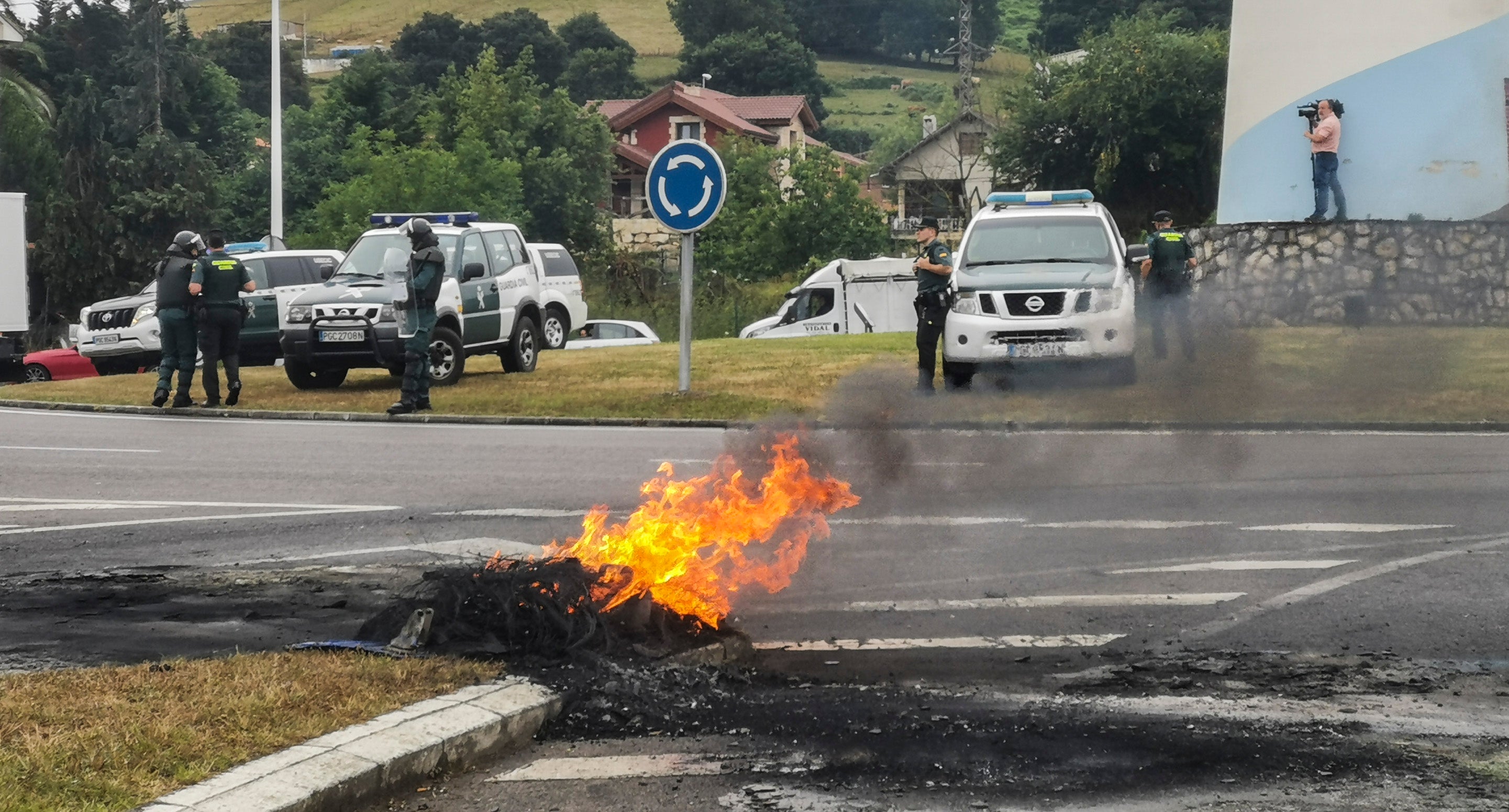 Barricadas en Guarnizo con la Guardia Civil al fondo.