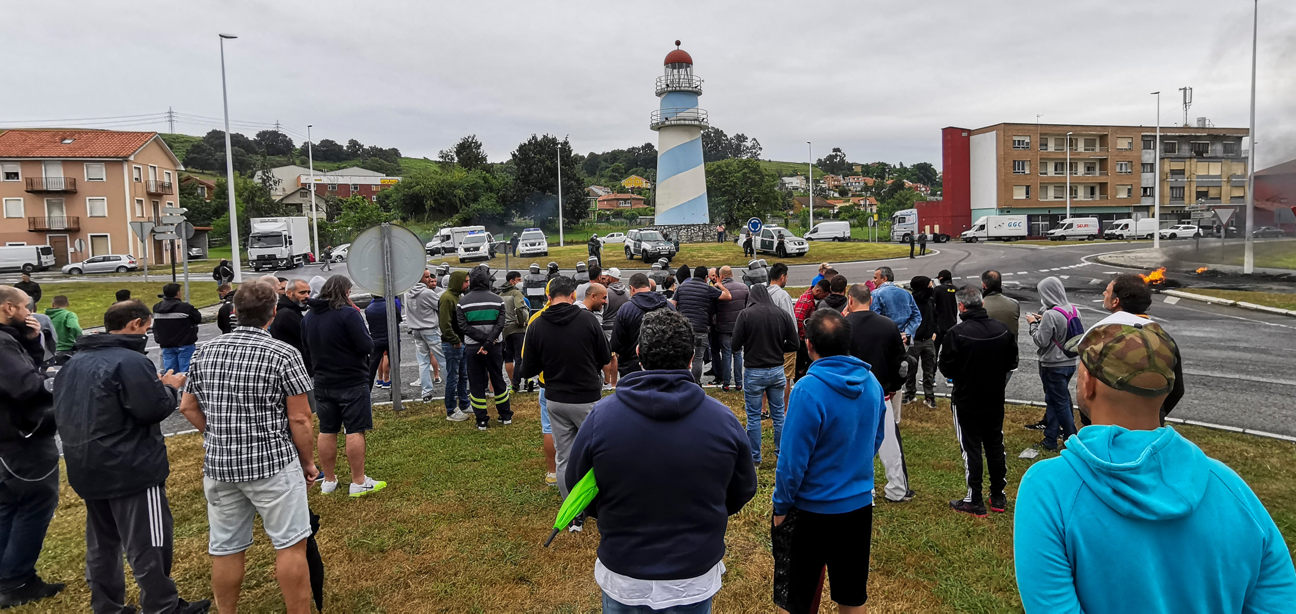 Trabajadores del metal en los accesos al Polígono de Guarnizo.