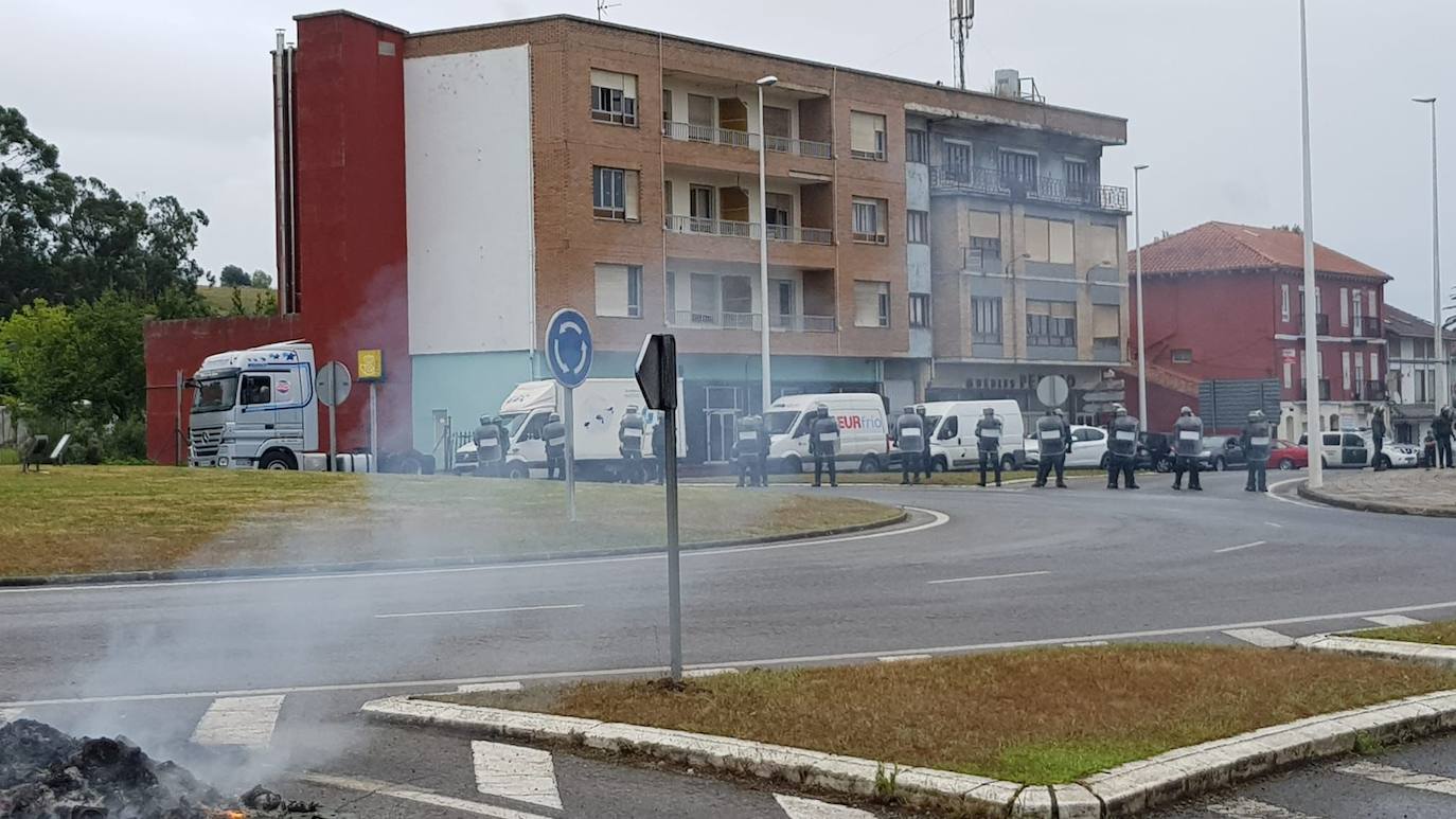 Imágenes del polígono de Guarnizo con contenedores quemados y barricadas, a primeras horas de este lunes.