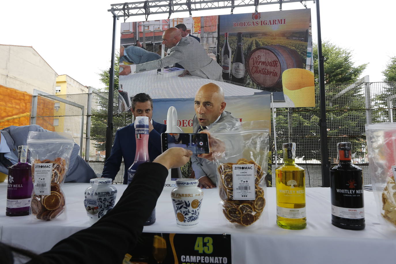 Borja Gutiérrez y Héctor Bonet consiguen los títulos de mejores Jefe de Bar y Joven Barman de Cantabria. Laura Merino se lleva el título al mejor gin tonic; Nuria Basurto consigue hacer el mejor cóctel 'interregional'; y el torrelaveguense Javier Rincón gana en el apartado de técnica