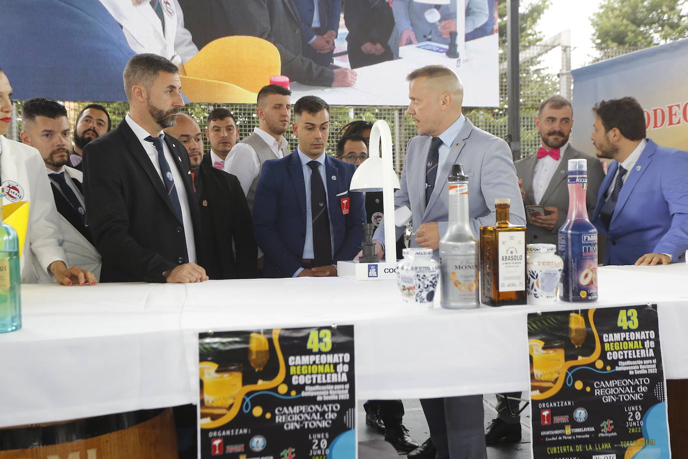 Borja Gutiérrez y Héctor Bonet consiguen los títulos de mejores Jefe de Bar y Joven Barman de Cantabria. Laura Merino se lleva el título al mejor gin tonic; Nuria Basurto consigue hacer el mejor cóctel 'interregional'; y el torrelaveguense Javier Rincón gana en el apartado de técnica