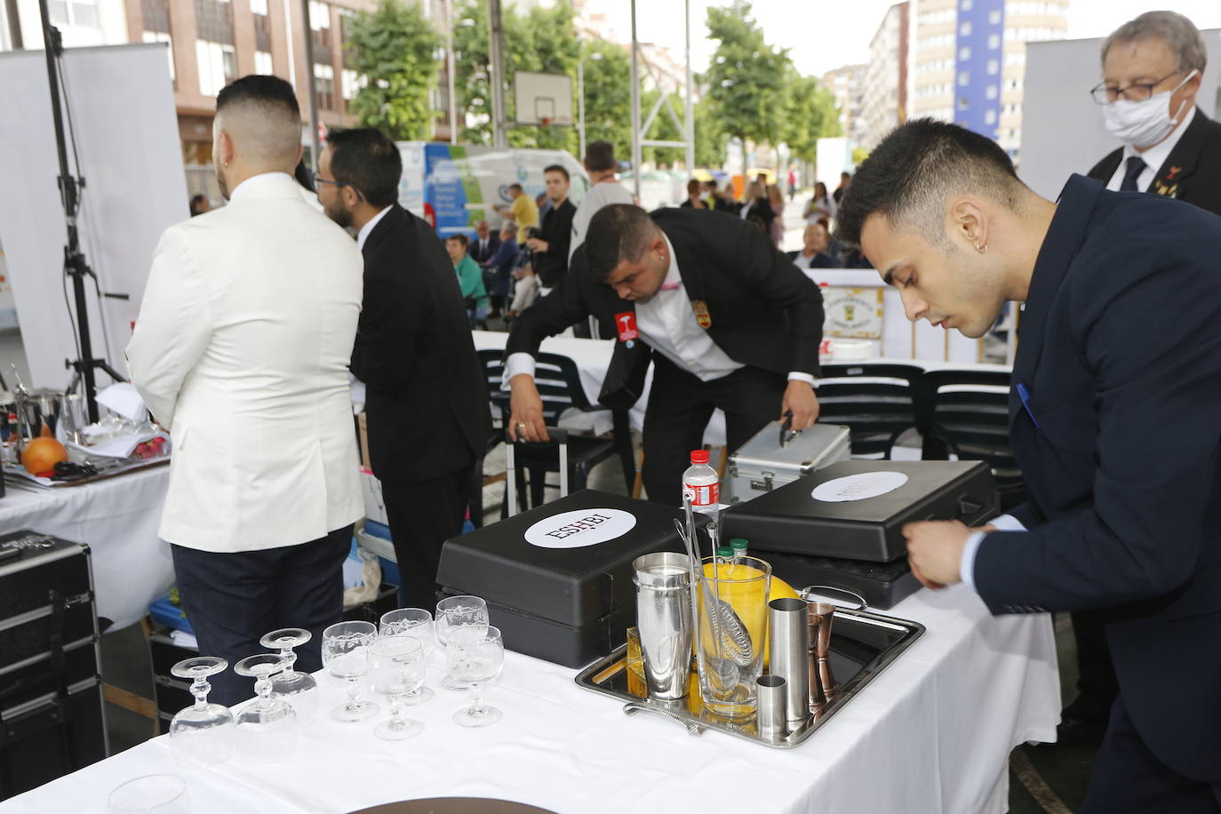 Borja Gutiérrez y Héctor Bonet consiguen los títulos de mejores Jefe de Bar y Joven Barman de Cantabria. Laura Merino se lleva el título al mejor gin tonic; Nuria Basurto consigue hacer el mejor cóctel 'interregional'; y el torrelaveguense Javier Rincón gana en el apartado de técnica