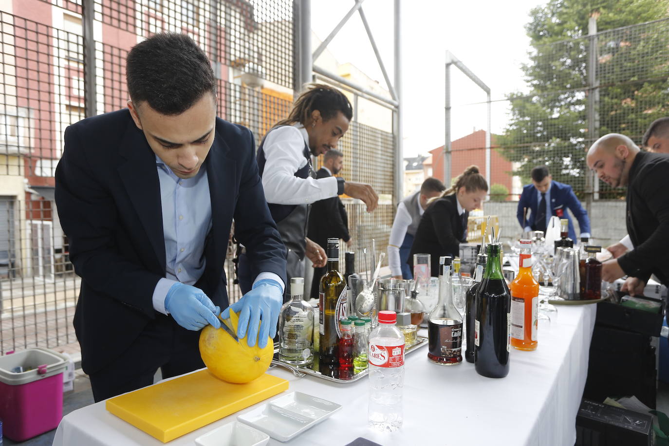 Borja Gutiérrez y Héctor Bonet consiguen los títulos de mejores Jefe de Bar y Joven Barman de Cantabria. Laura Merino se lleva el título al mejor gin tonic; Nuria Basurto consigue hacer el mejor cóctel 'interregional'; y el torrelaveguense Javier Rincón gana en el apartado de técnica