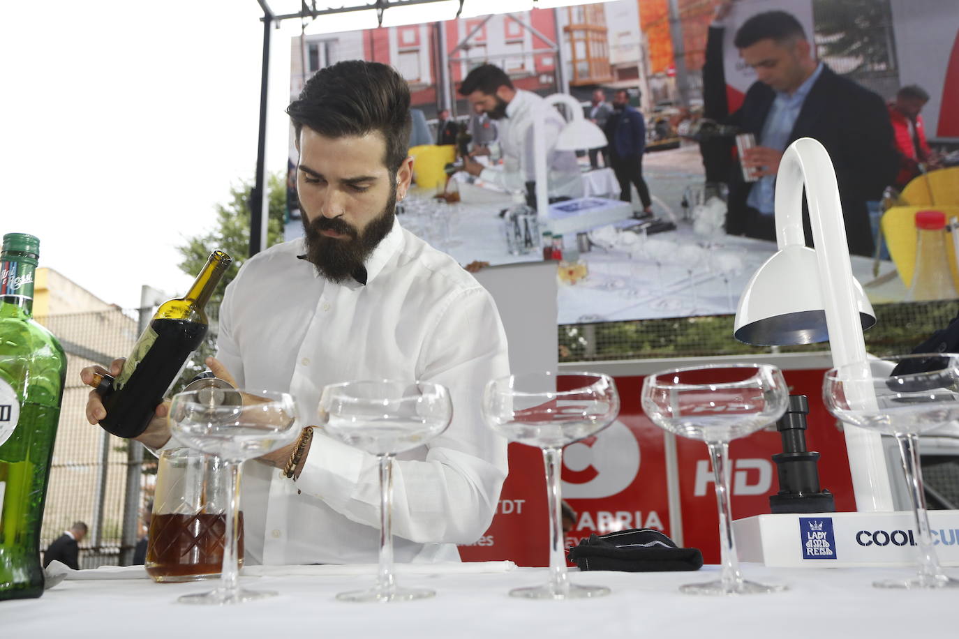 Borja Gutiérrez y Héctor Bonet consiguen los títulos de mejores Jefe de Bar y Joven Barman de Cantabria. Laura Merino se lleva el título al mejor gin tonic; Nuria Basurto consigue hacer el mejor cóctel 'interregional'; y el torrelaveguense Javier Rincón gana en el apartado de técnica