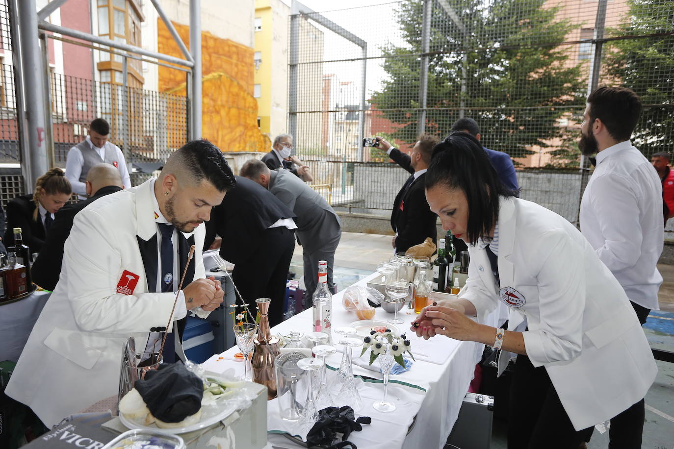 Borja Gutiérrez y Héctor Bonet consiguen los títulos de mejores Jefe de Bar y Joven Barman de Cantabria. Laura Merino se lleva el título al mejor gin tonic; Nuria Basurto consigue hacer el mejor cóctel 'interregional'; y el torrelaveguense Javier Rincón gana en el apartado de técnica