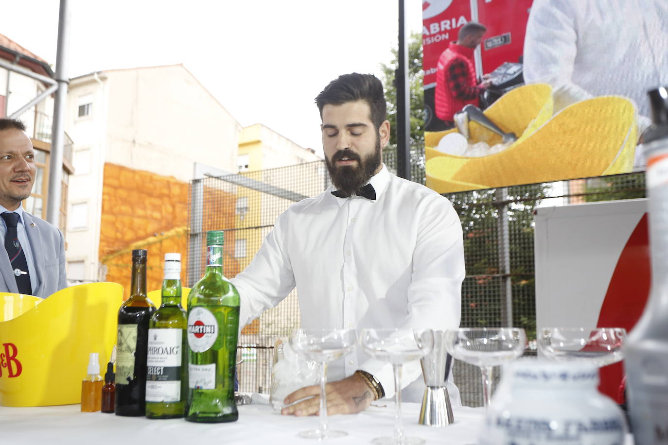 Borja Gutiérrez y Héctor Bonet consiguen los títulos de mejores Jefe de Bar y Joven Barman de Cantabria. Laura Merino se lleva el título al mejor gin tonic; Nuria Basurto consigue hacer el mejor cóctel 'interregional'; y el torrelaveguense Javier Rincón gana en el apartado de técnica