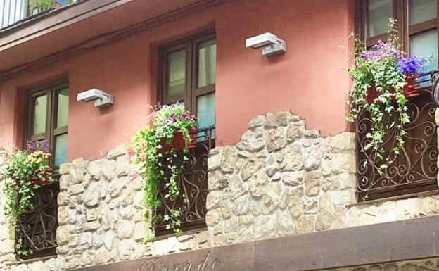 Imagen principal - La balconada de Calzados Dorado, el Bar Galleta y el balcón de la calle San Martín de José Luis Pajares 