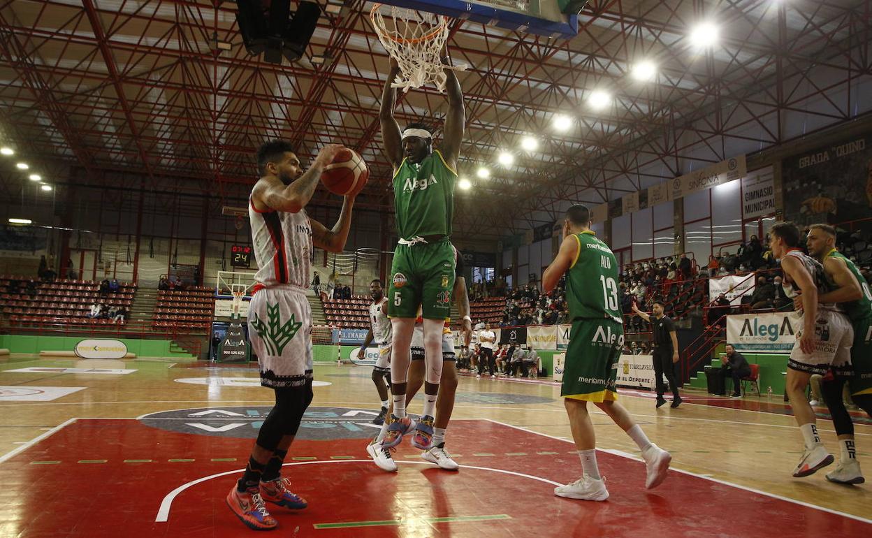 Un lance del partido entre Alega Cantabria y Club Baloncesto Zamora Enamora disputado en el Pabellón Municipal Vicente Trueba.