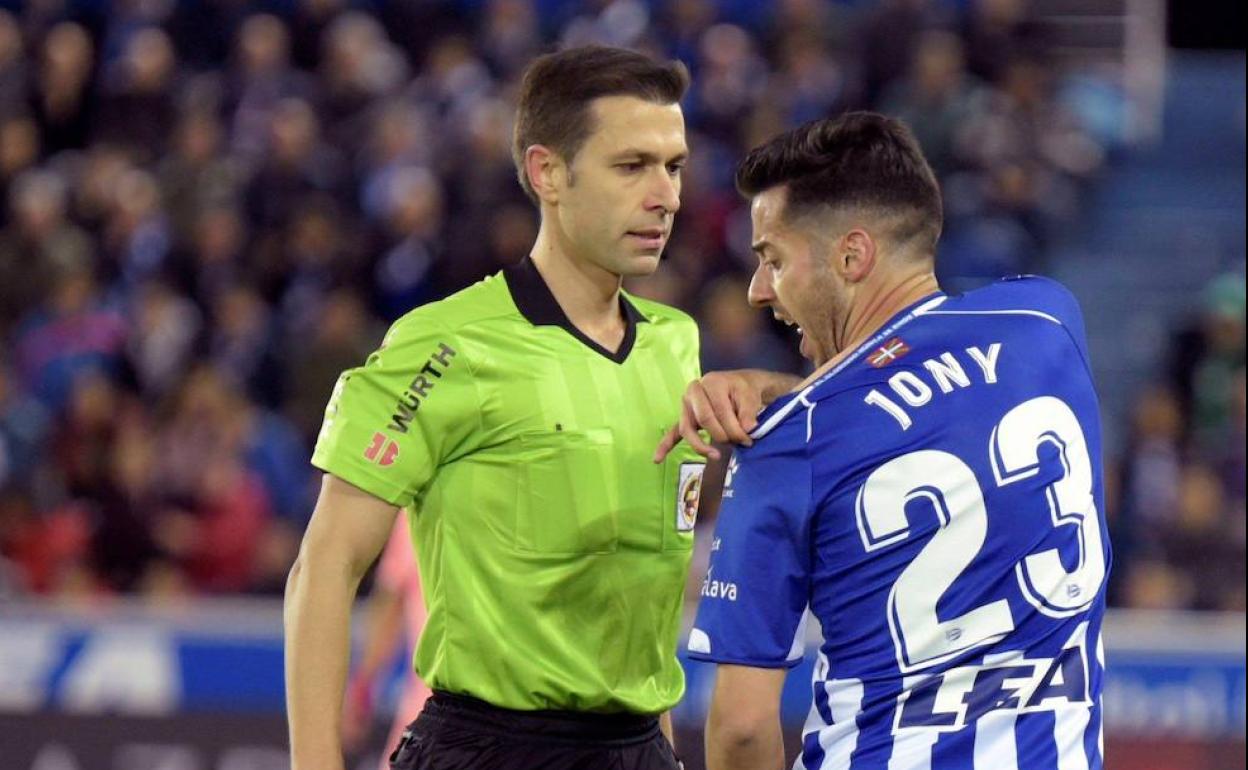 El árbitro cántabro durante un lance de un partido.