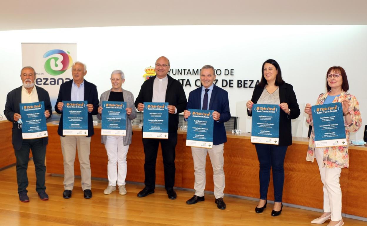 El alcalde, Alberto García Onandía, presidió el acto de presentación del ciclo coral de Santa Cruz de Bezana desarrollado en el salón de Plenos. 