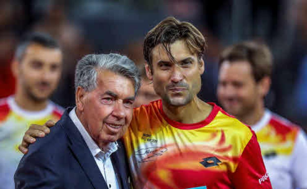 David Ferrer, en una imagen de archivo con el inolvidable Manolo Santana. 